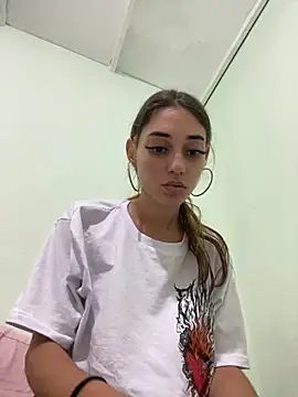 Snapshot of loirinhaaa chatting on 11/18/25, 06:34 loirinhaaa online show from 11/18/25, 06:34