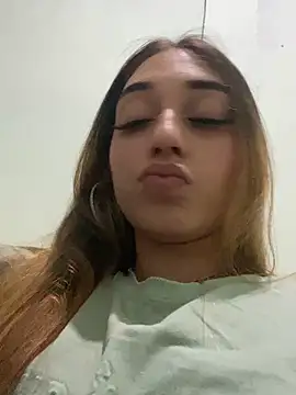 Snapshot of loirinhaaa chatting on 11/23/25, 01:38 loirinhaaa online show from 11/23/25, 01:38