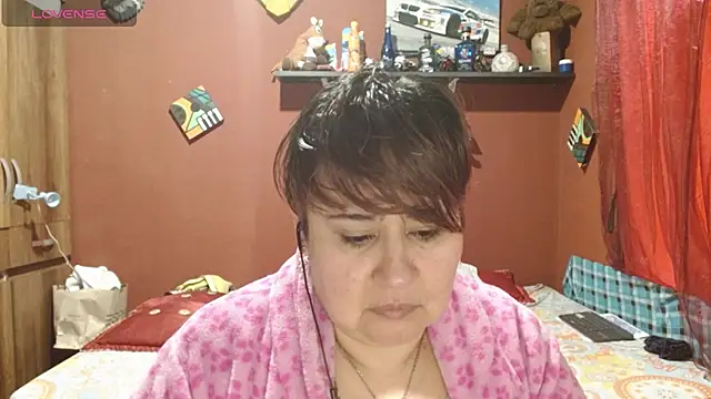 Snapshot of Sasharosee2 chatting on 11/05/25, 12:38 Sasharosee2 online show from 11/05/25, 12:38