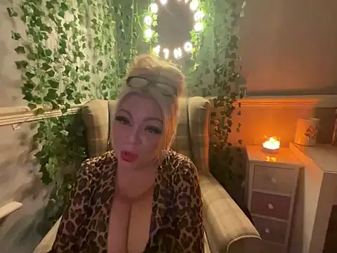 Snapshot of BonnyDesire chatting on 10/27/25, 08:24 BonnyDesire online show from 10/27/25, 08:24