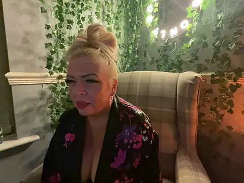 Snapshot of BonnyDesire chatting on 10/29/25, 07:37 BonnyDesire online show from 10/29/25, 07:37