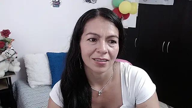 Snapshot of camilavargas_ chatting on 09/27/25, 08:36 camilavargas online show from 09/27/25, 08:36