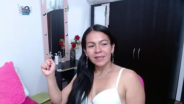 Snapshot of camilavargas_ chatting on 10/12/25, 11:04 camilavargas online show from 10/12/25, 11:04