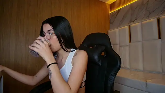 Snapshot of sophiadoll_tf chatting on 10/10/25, 01:32 sophiadoll tf online show from 10/10/25, 01:32