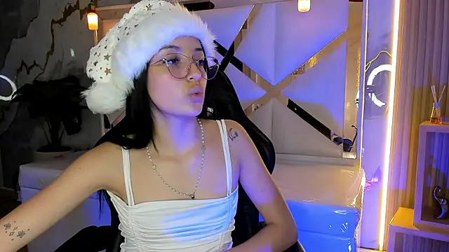 Snapshot of sophiadoll_tf chatting on 12/15/25, 08:35 sophiadoll tf online show from 12/15/25, 08:35