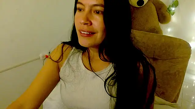Snapshot of cristal1609 chatting on 05/15/26, 02:13 cristal1609 online show from 05/15/26, 02:13