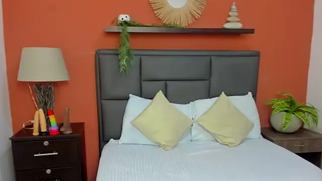 Snapshot of molly_lovee_ chatting on 10/02/25, 12:01 molly lovee online show from 10/02/25, 12:01