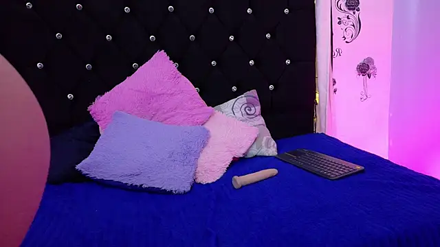 Snapshot of queen_salomme chatting on 10/15/25, 11:54 queen salomme online show from 10/15/25, 11:54