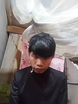 Snapshot of Nhyy_xx chatting on 12/19/25, 01:23 Nhyy xx online show from 12/19/25, 01:23