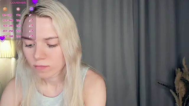 Snapshot of DianeHonnette chatting on 11/09/25, 08:07 DianeHonnette online show from 11/09/25, 08:07