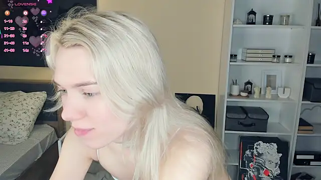 Snapshot of DianeHonnette chatting on 12/05/25, 07:32 DianeHonnette online show from 12/05/25, 07:32