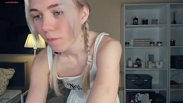 Snapshot of DianeHonnette chatting on 12/22/25, 07:11 DianeHonnette online show from 12/22/25, 07:11