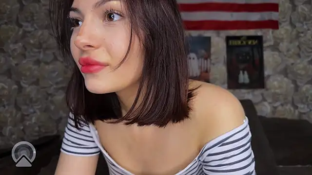 Snapshot of sweeet_strawberies chatting on 11/19/25, 06:52 sweeet strawberies online show from 11/19/25, 06:52