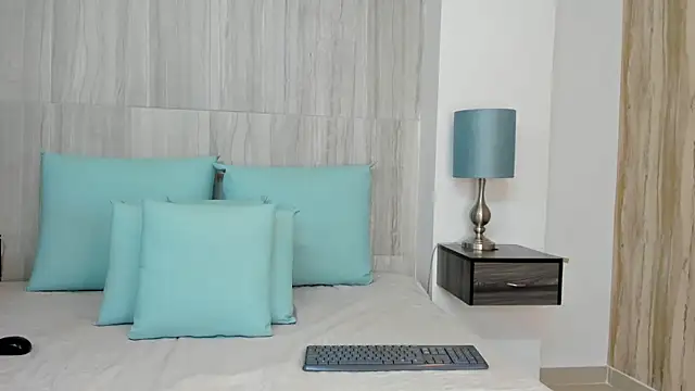 Valeria-Cruzz online show from 10/28/25, 12:09