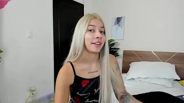 Snapshot of SofiaClarkson chatting on 09/19/25, 12:50 SofiaClarkson online show from 09/19/25, 12:50