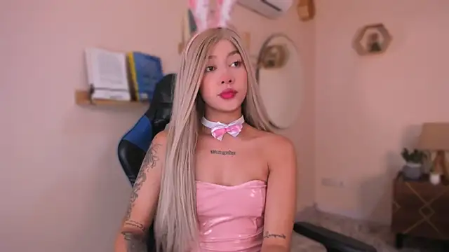 Snapshot of SofiaClarkson chatting on 10/31/25, 12:28 SofiaClarkson online show from 10/31/25, 12:28