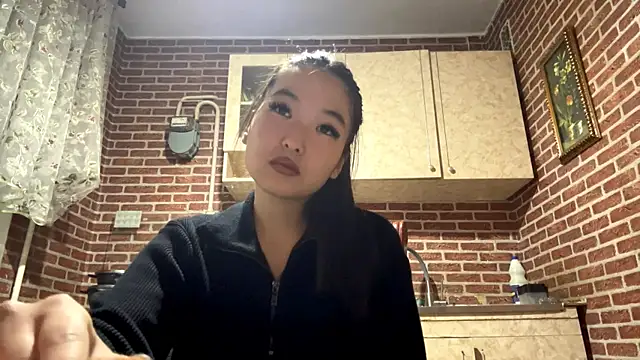 Snapshot of EmmaLeexth chatting on 11/06/25, 12:28 EmmaLeexth online show from 11/06/25, 12:28