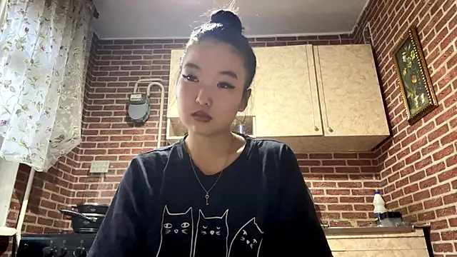 Snapshot of EmmaLeexth chatting on 11/07/25, 11:32 EmmaLeexth online show from 11/07/25, 11:32