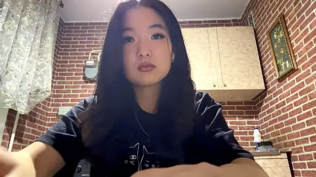 Snapshot of EmmaLeexth chatting on 11/08/25, 12:27 EmmaLeexth online show from 11/08/25, 12:27