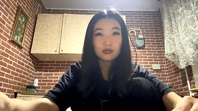 Snapshot of EmmaLeexth chatting on 11/10/25, 01:54 EmmaLeexth online show from 11/10/25, 01:54