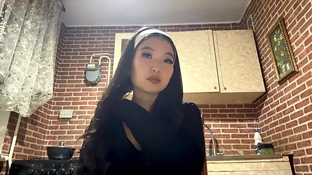 Snapshot of EmmaLeexth chatting on 11/11/25, 02:28 EmmaLeexth online show from 11/11/25, 02:28