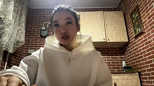 Snapshot of EmmaLeexth chatting on 11/13/25, 01:10 EmmaLeexth online show from 11/13/25, 01:10