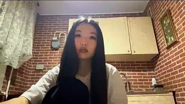 Snapshot of EmmaLeexth chatting on 11/14/25, 01:21 EmmaLeexth online show from 11/14/25, 01:21