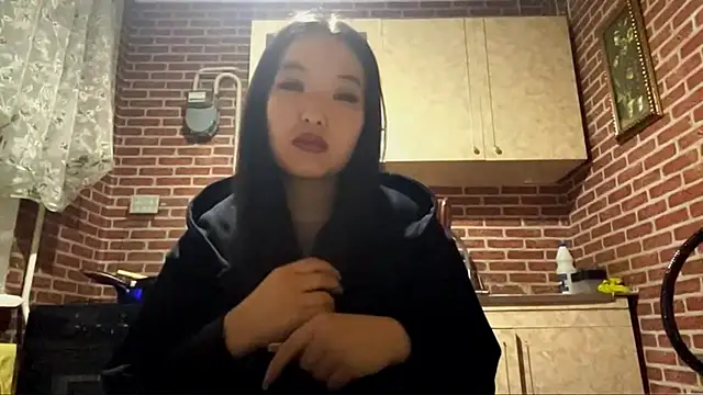 Snapshot of EmmaLeexth chatting on 11/16/25, 01:28 EmmaLeexth online show from 11/16/25, 01:28