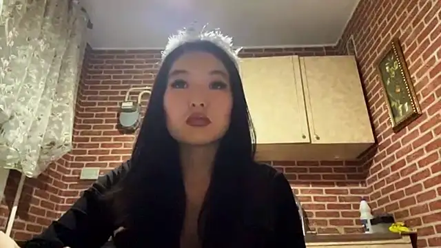 Snapshot of EmmaLeexth chatting on 11/18/25, 02:54 EmmaLeexth online show from 11/18/25, 02:54