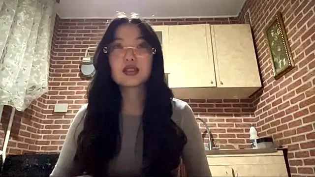 Snapshot of EmmaLeexth chatting on 11/23/25, 01:00 EmmaLeexth online show from 11/23/25, 01:00