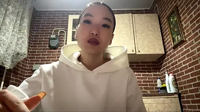 Snapshot of EmmaLeexth chatting on 12/20/25, 02:02 EmmaLeexth online show from 12/20/25, 02:02