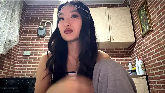 Snapshot of EmmaLeexth chatting on 12/21/25, 02:24 EmmaLeexth online show from 12/21/25, 02:24