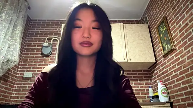 Snapshot of EmmaLeexth chatting on 12/22/25, 02:03 EmmaLeexth online show from 12/22/25, 02:03