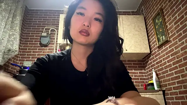 Snapshot of EmmaLeexth chatting on 01/10/26, 02:08 EmmaLeexth online show from 01/10/26, 02:08