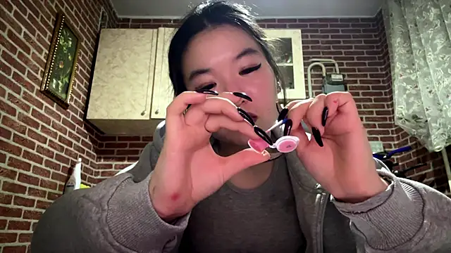 Snapshot of EmmaLeexth chatting on 01/12/26, 02:22 EmmaLeexth online show from 01/12/26, 02:22