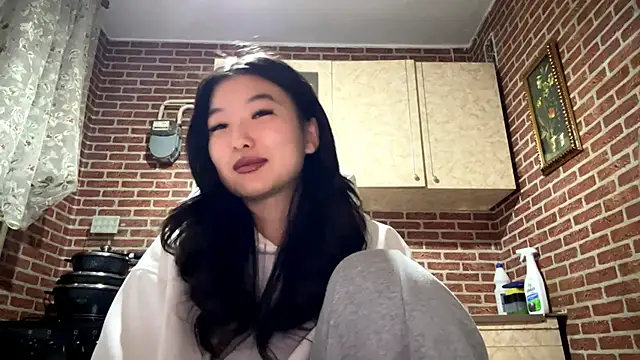 Snapshot of EmmaLeexth chatting on 02/09/26, 02:10 EmmaLeexth online show from 02/09/26, 02:10