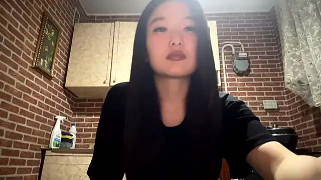 Snapshot of EmmaLeexth chatting on 02/10/26, 02:10 EmmaLeexth online show from 02/10/26, 02:10