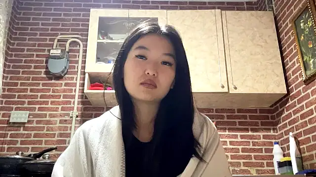 Snapshot of EmmaLeexth chatting on 02/11/26, 02:11 EmmaLeexth online show from 02/11/26, 02:11