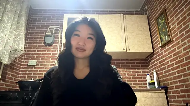 Snapshot of EmmaLeexth chatting on 02/12/26, 02:12 EmmaLeexth online show from 02/12/26, 02:12