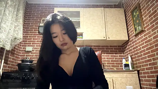 Snapshot of EmmaLeexth chatting on 02/15/26, 02:14 EmmaLeexth online show from 02/15/26, 02:14