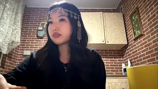 Snapshot of EmmaLeexth chatting on 02/19/26, 04:58 EmmaLeexth online show from 02/19/26, 04:58