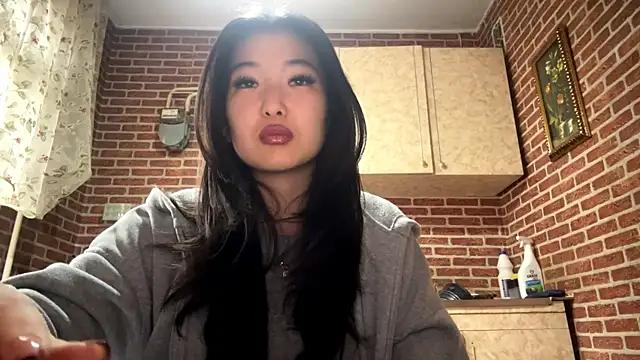 Snapshot of EmmaLeexth chatting on 03/05/26, 10:11 EmmaLeexth online show from 03/05/26, 10:11