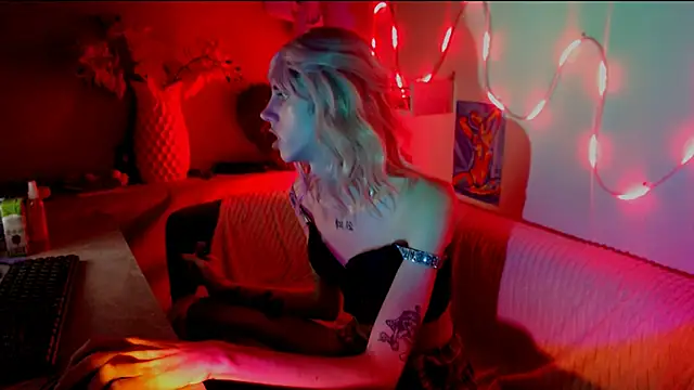 Snapshot of AlexNaughty14 chatting on 10/19/25, 08:26 AlexNaughty14 online show from 10/19/25, 08:26