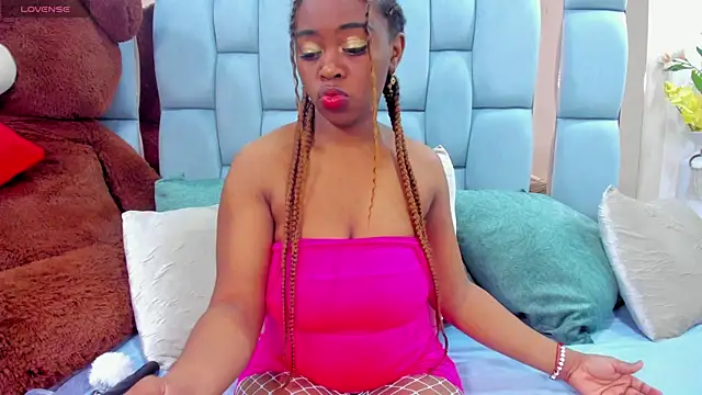 Snapshot of hazellanee chatting on 11/08/25, 11:47 hazellanee online show from 11/08/25, 11:47