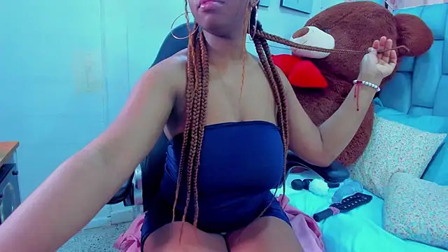 Snapshot of hazellanee chatting on 11/12/25, 05:19 hazellanee online show from 11/12/25, 05:19