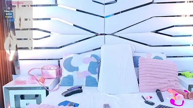 Snapshot of IrissBloom chatting on 11/23/25, 07:13 IrissBloom online show from 11/23/25, 07:13