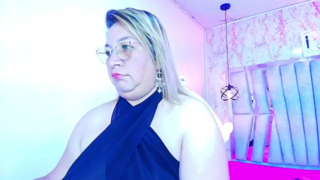 Snapshot of MaylinRosse_ chatting on 10/21/25, 07:47 MaylinRosse online show from 10/21/25, 07:47