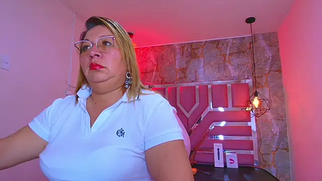 Snapshot of MaylinRosse_ chatting on 11/18/25, 07:29 MaylinRosse online show from 11/18/25, 07:29