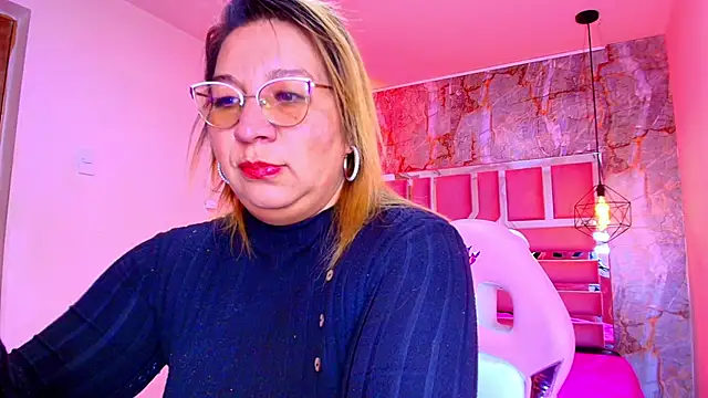 Snapshot of MaylinRosse_ chatting on 12/15/25, 07:07 MaylinRosse online show from 12/15/25, 07:07