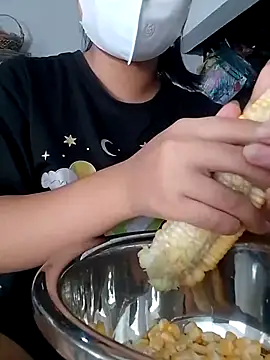 Snapshot of -Miraa- chatting on 11/15/25, 04:21 -Miraa- online show from 11/15/25, 04:21